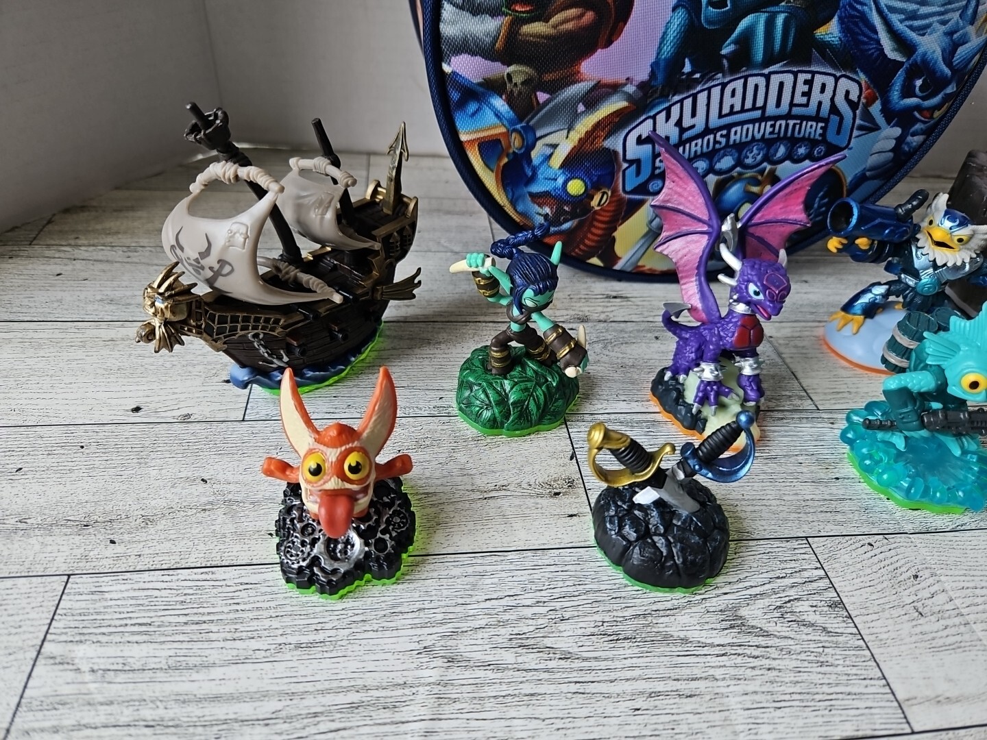 Skylanders Lot of 10 Character & Vehicle Figures w/ Bag And Changing Color Base