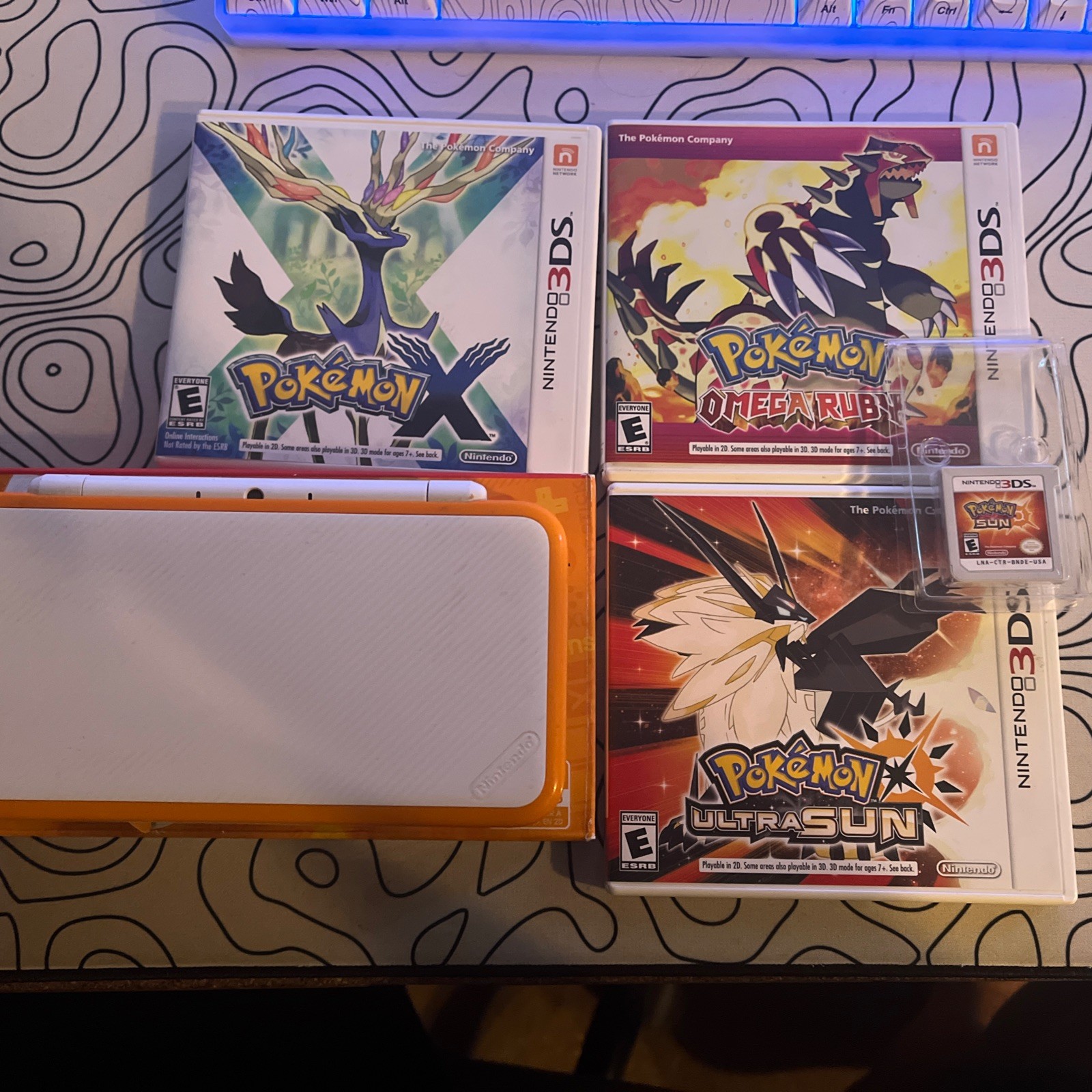 Nintendo 2DS XL White/Orange Cib With 4 Pokémon Games Sun Ultrasun Omega Ruby X