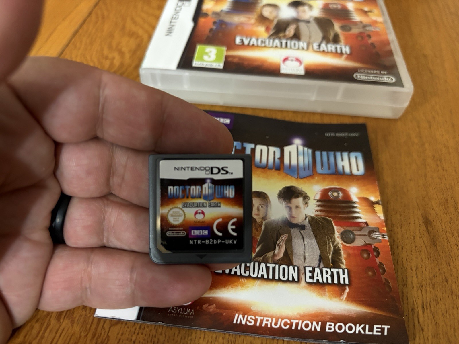 DOCTOR WHO EVACUATION EARTH NINTENDO DS 2010 COMPLETE GAME MANUAL CASE