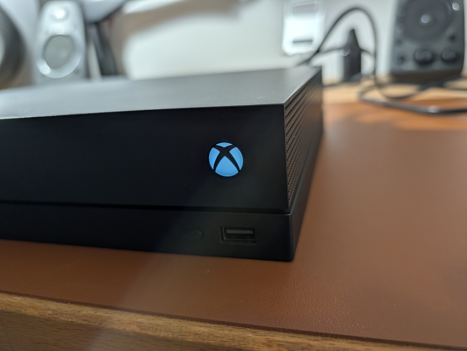 Xbox One X 1TB SSD Upgraded Console + New Thermal + 7 Games + Wireless Controll