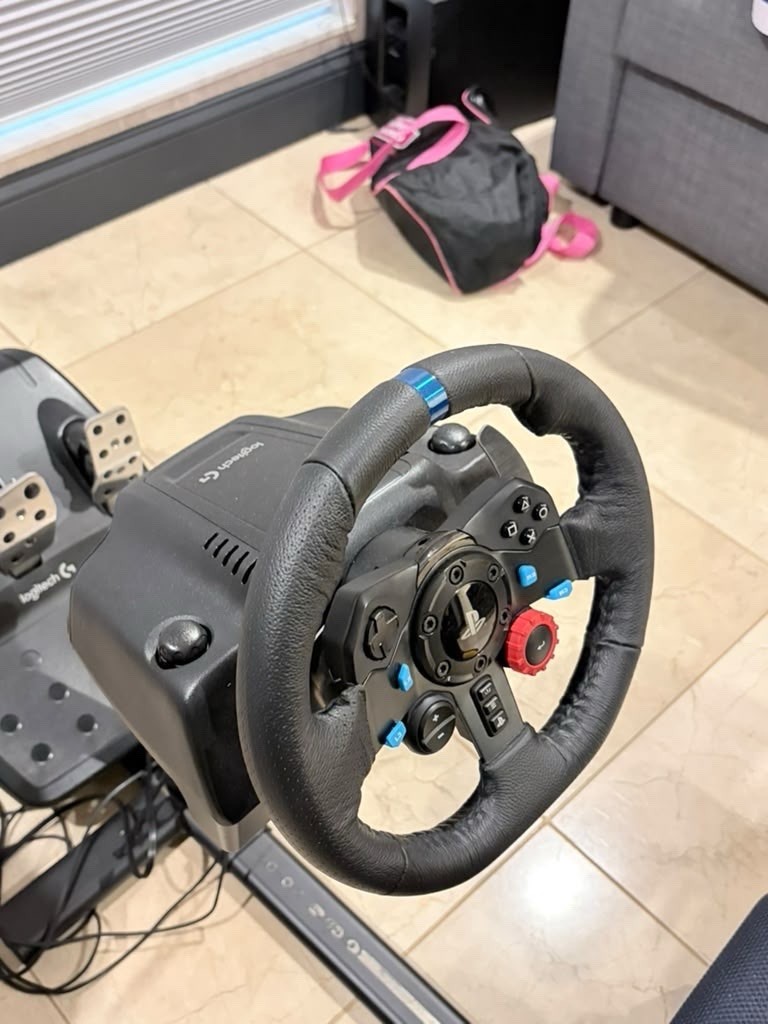 Redbull playseat cockpit, Logitech G29 Racing Wheel & Pedals for PS5/PS4