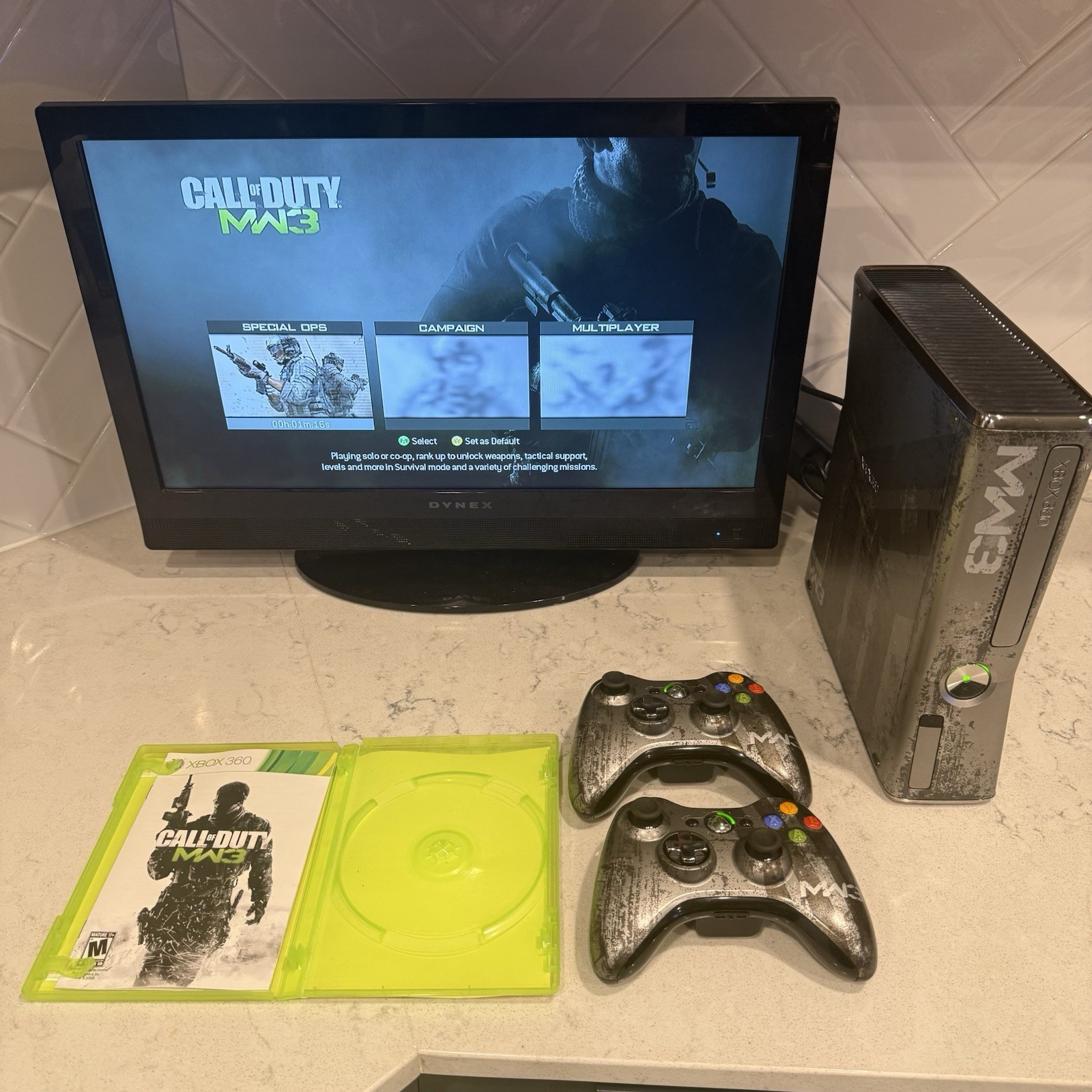 Xbox 360 Slim 320GB Call of Duty:Modern Warfare 3 MW3 Console+ 2 MW3 Controllers