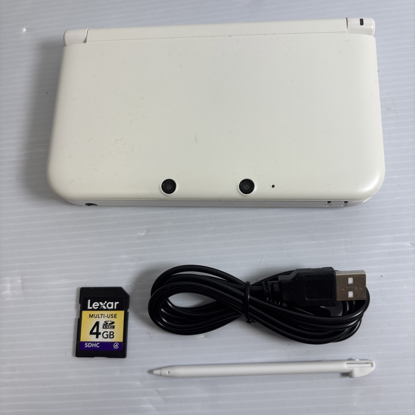 Nintendo 3DS XL LL White Handheld With Charger And Stylus Very Good