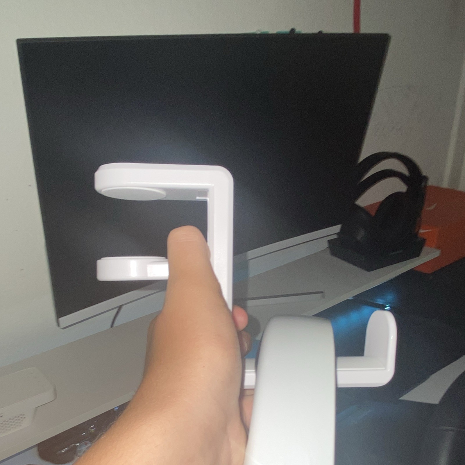 Gtheos captain 300 wireless headset with detachable mice and headset holder.