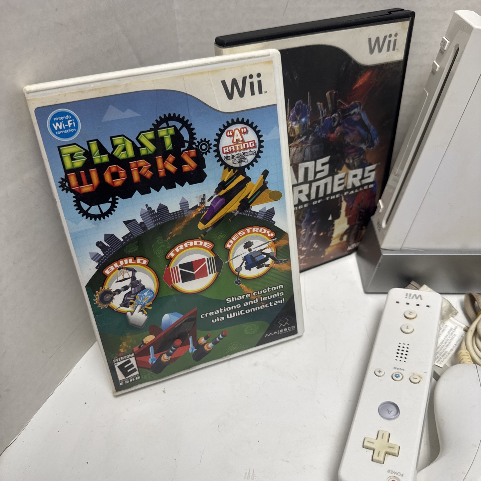 Nintendo Wii Console RVL 001 Bundle 2 Controllers With 4 Nintendo Wii Games
