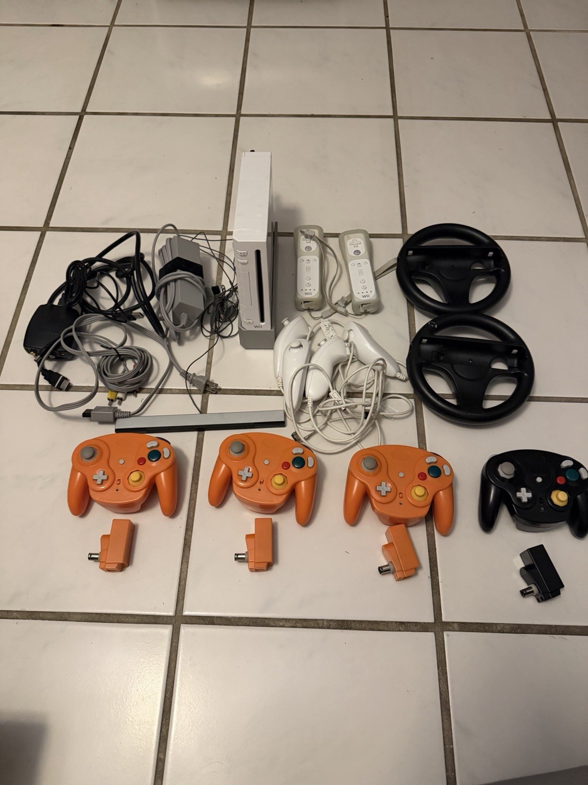 HomeBrew Wii With 64 GB Flash Drive Games Included Mario Nunchuck Remotes Etc