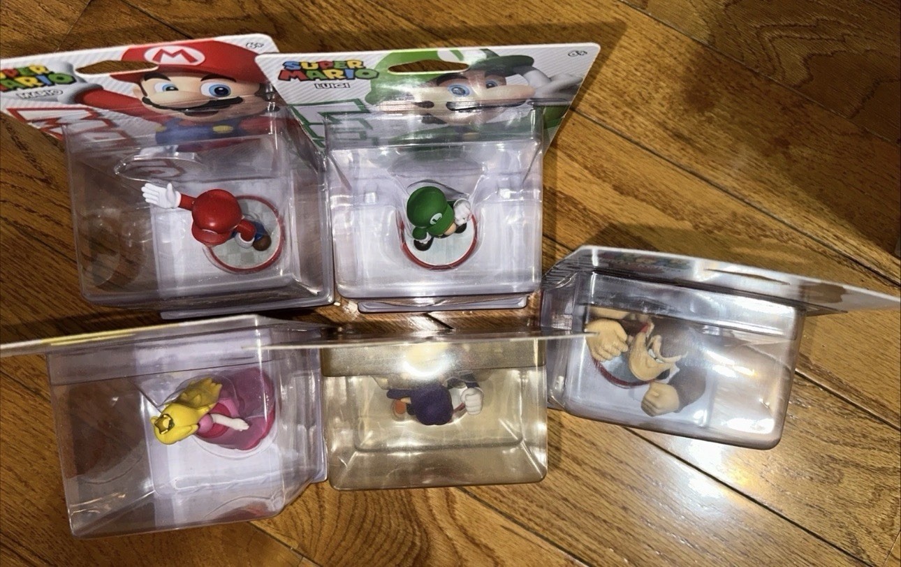 Super Mario Series Luigi, Peach, DK, & Waluigi Nintendo Amiibo Lot of 5 Figures