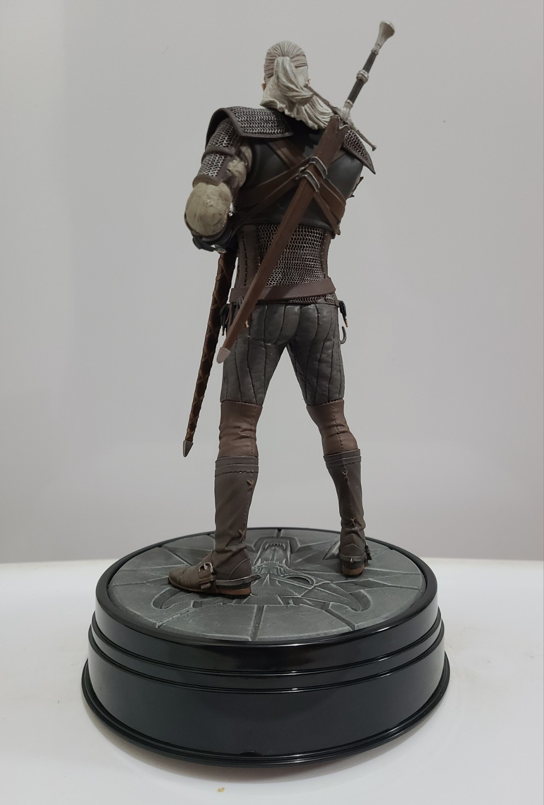 The Witcher 3 Geralt Grandmaster Ursine Armor 9.5″ Statue Dark Horse Deluxe