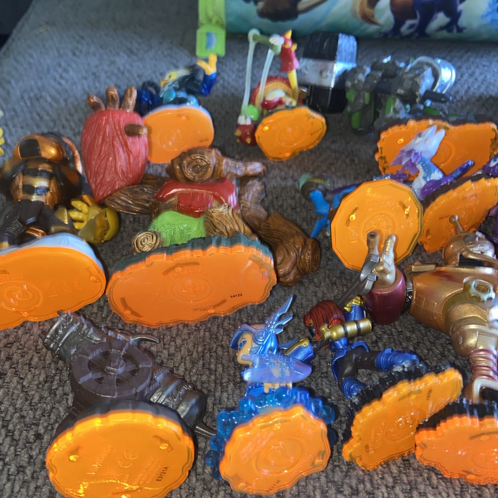 Skylanders Lot – 27 Figures Portal & Bag