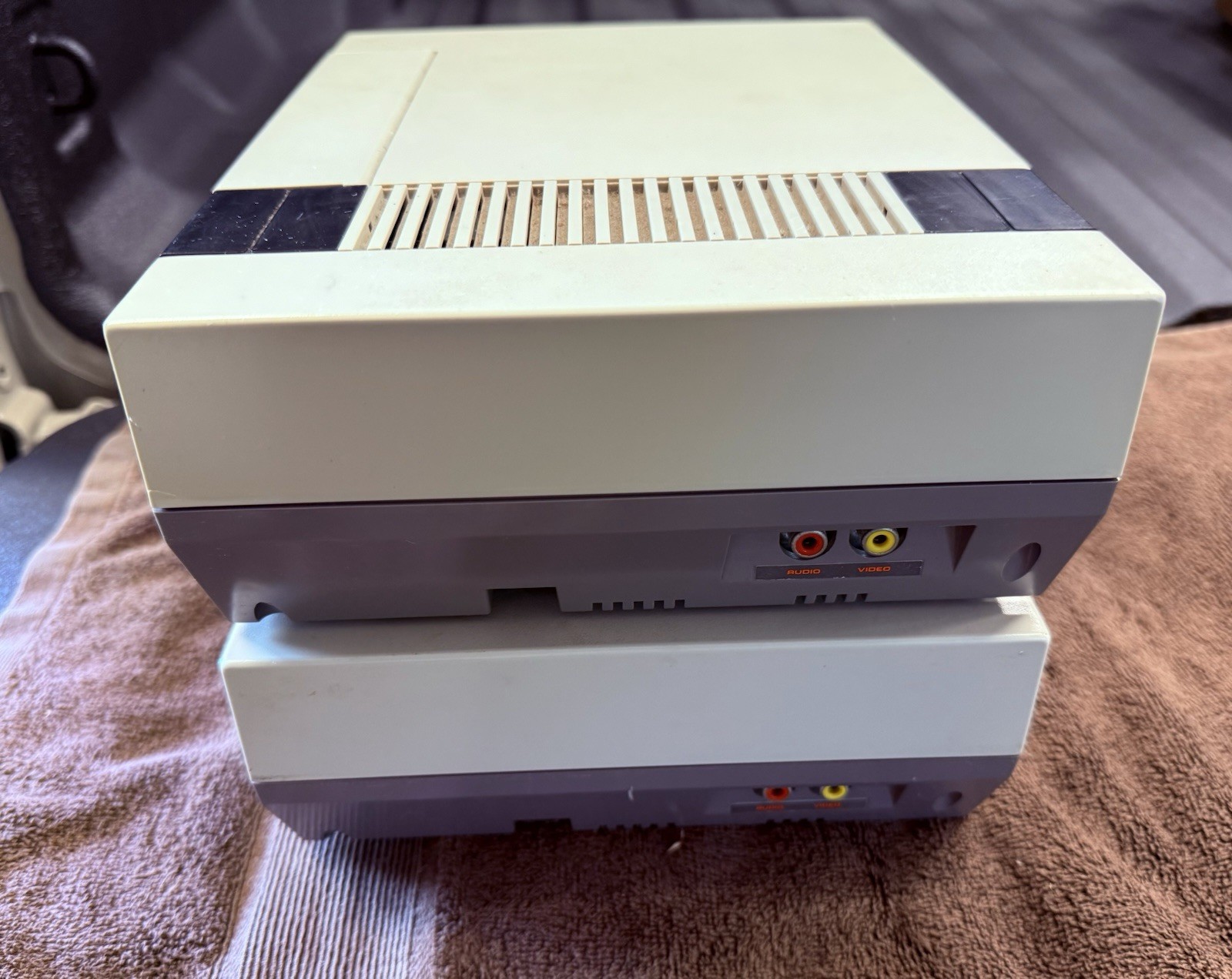 VINTAGE 1985 NINTENDO NES-001 QTY 2 CONTROL DECK BUNDLE, 6 Games, 4 Controllers.