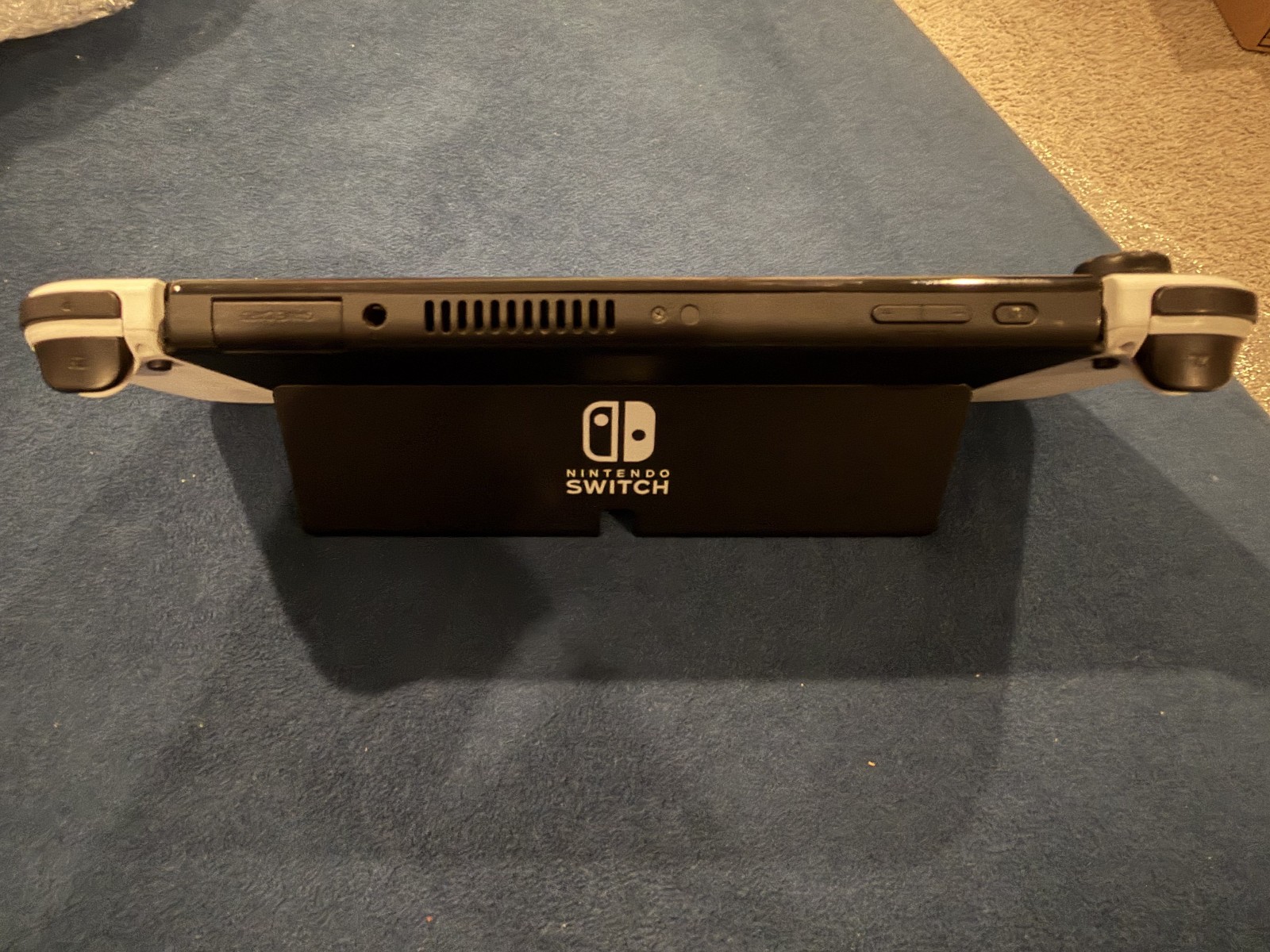 Nintendo Switch Oled Edition (Comes w/ charging stand, carrying case and Game)