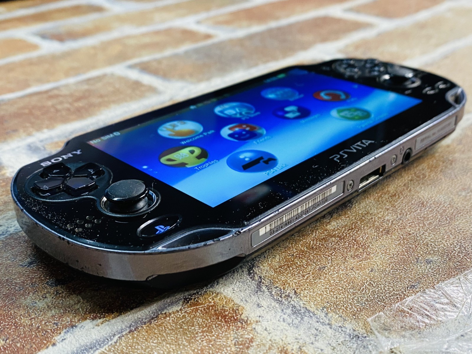 PS Vita PCH-1100 AB01 Crystal Black SONY Playstation 4GB Charger 2 Games DDP