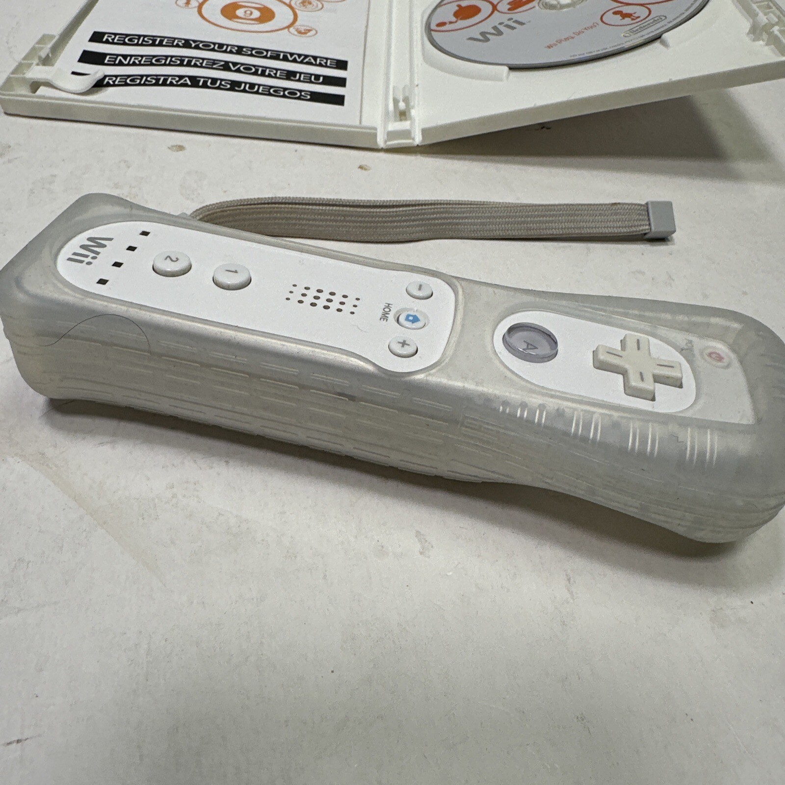 Wii Play Nintendo Wii Game + Wii Remote + Silicone Sleeve 2007 Complete Tested