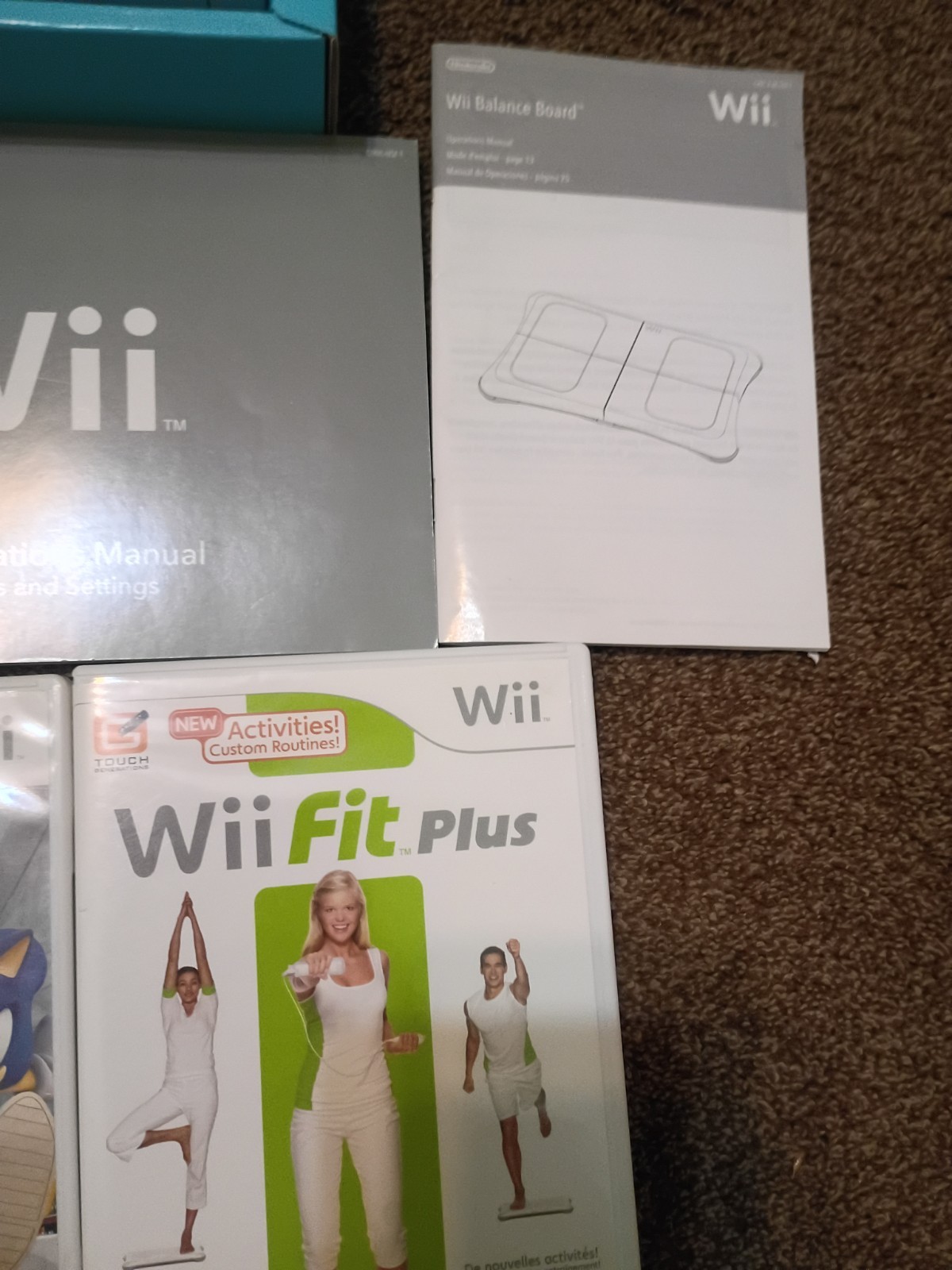 Nintendo Wii Console – White w/original box, cables, remotes, sensors & 4 Games