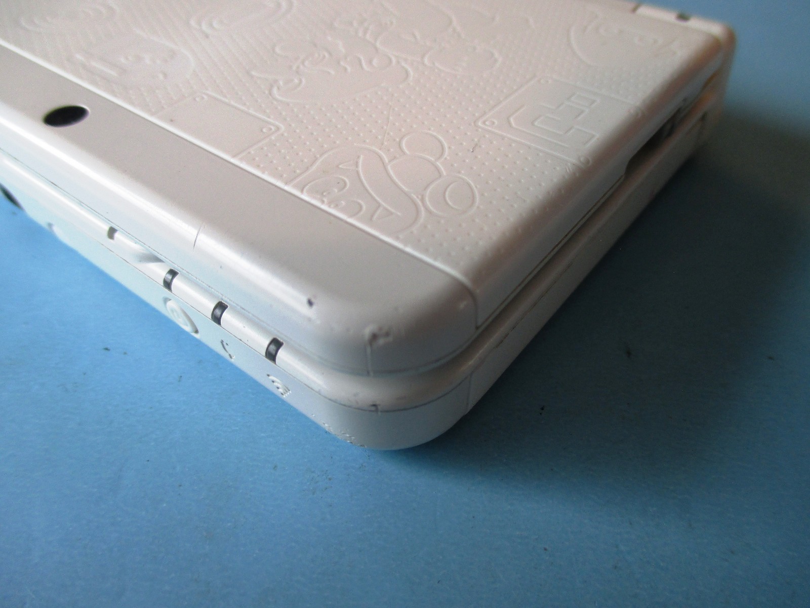 New Nintendo 3DS Super Mario White Edition System w/Charger & Stylus