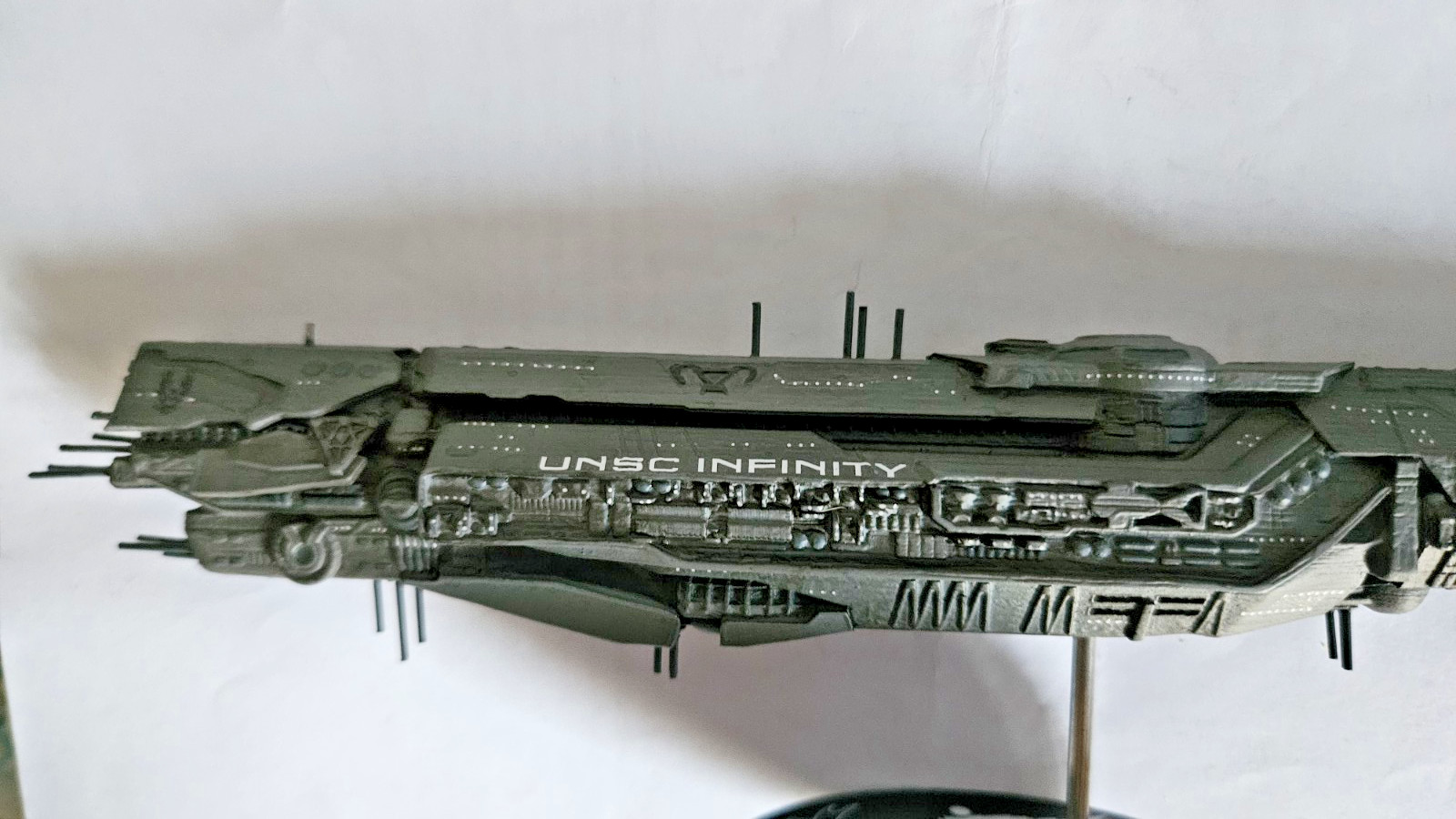 Dark Horse Deluxe Microsoft Halo UNSC Infinity 9″ Replica Ship Statue 2016