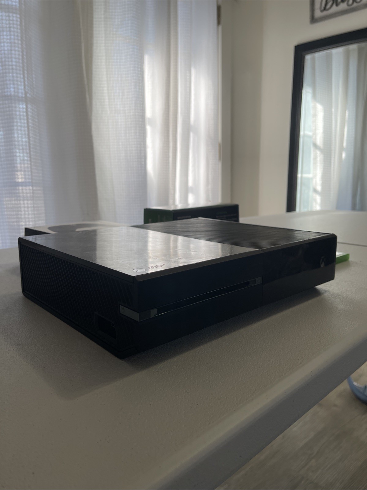 xbox one 500 GB bundle with brand new controller and game tested works great