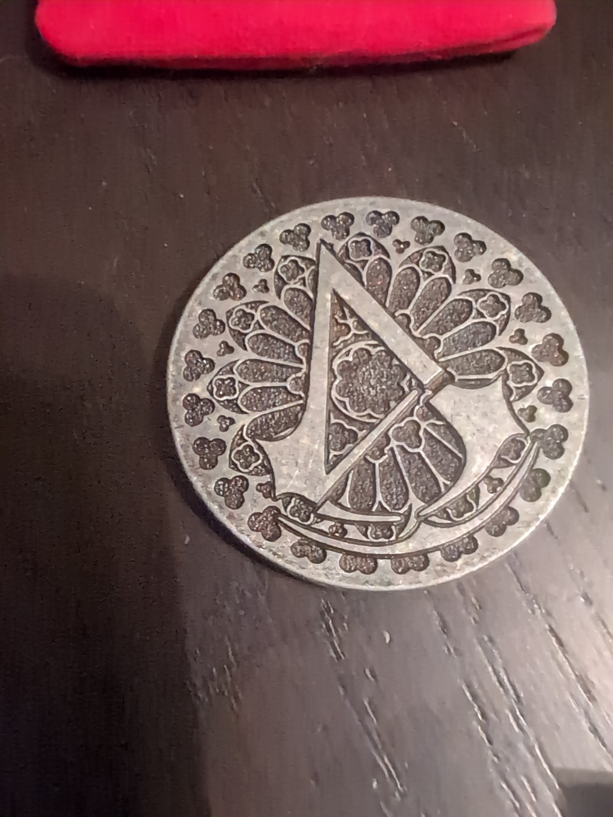 LOOT CRATE EXCLUSIVE Assassin’s Creed Unity Coin Medal Token w/ Velvet Pouch