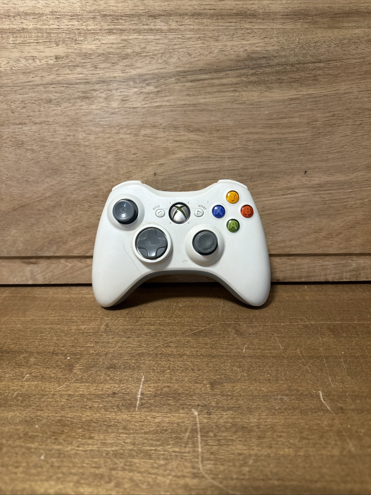 Xbox 360 White Wireless Controller with Rechargeable Black Battery Pack