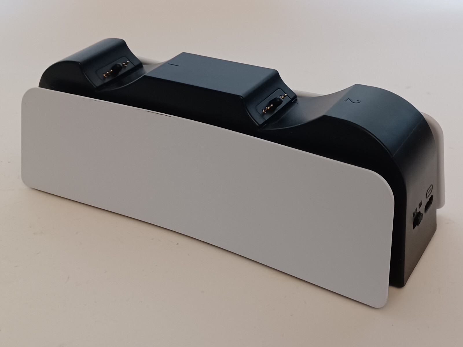 Dual Charging Standing For P5 Controller YH-54 Out 5V 2.A In 5V-800mA