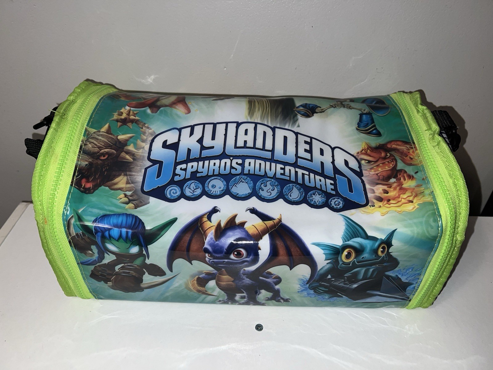 Skylander figure lot with Skylander Bag