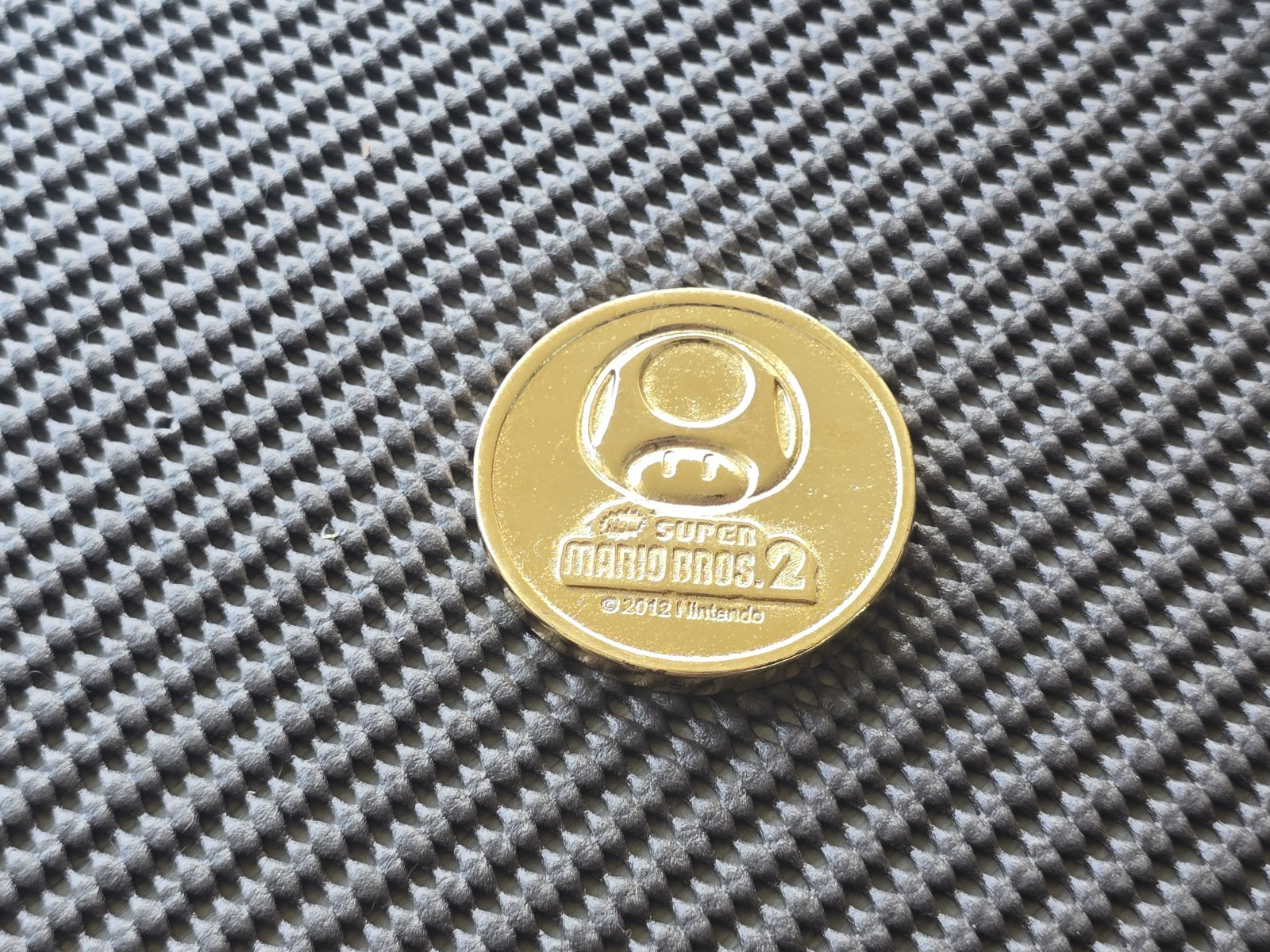 Nintendo New Super Mario Bros 2 Gold Coin Medal Brazil Preorder Bonus 3DS NES
