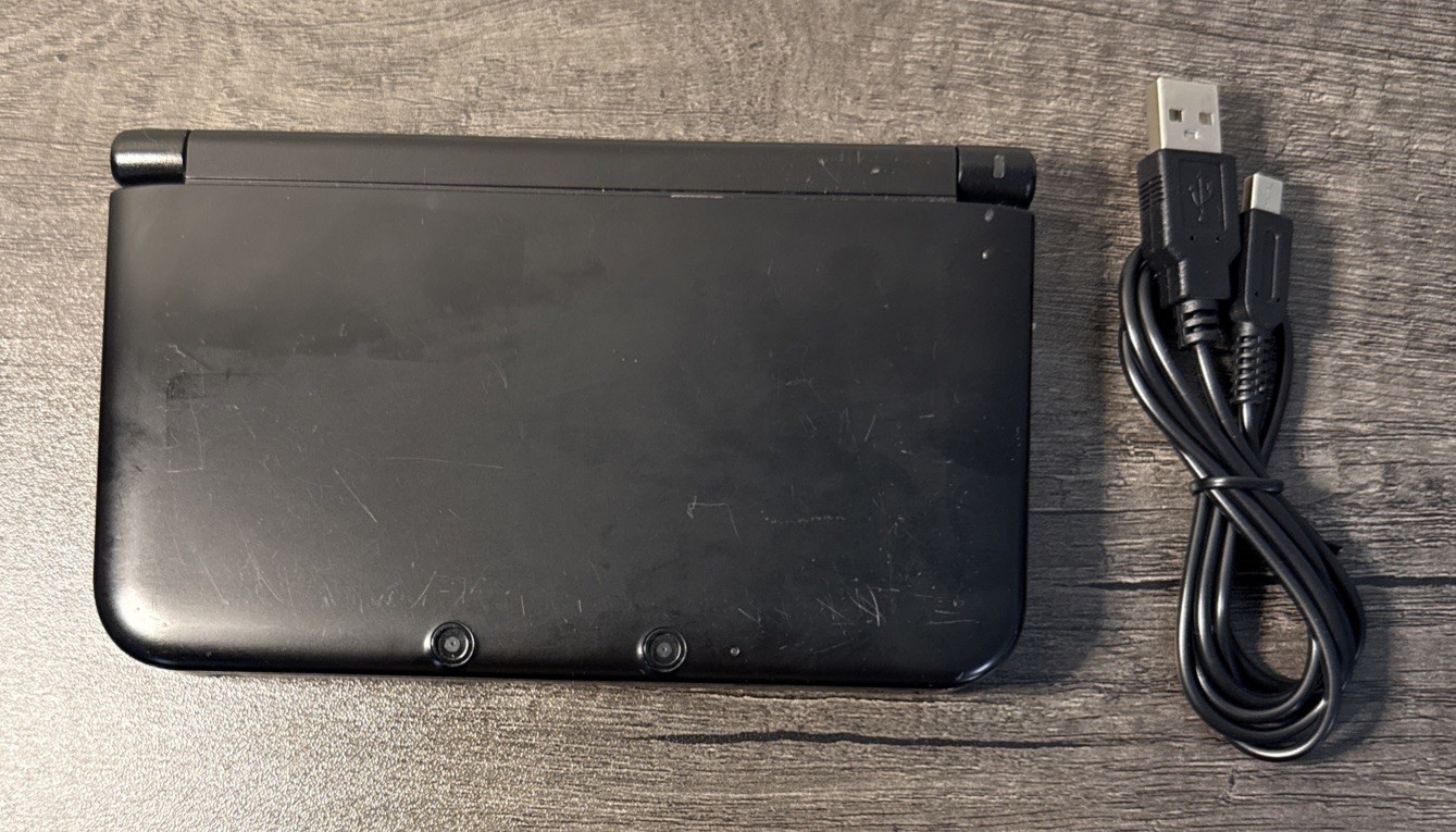 Nintendo 3DS XL Clean Black w/ Stylus And Charger Great Shape Tested