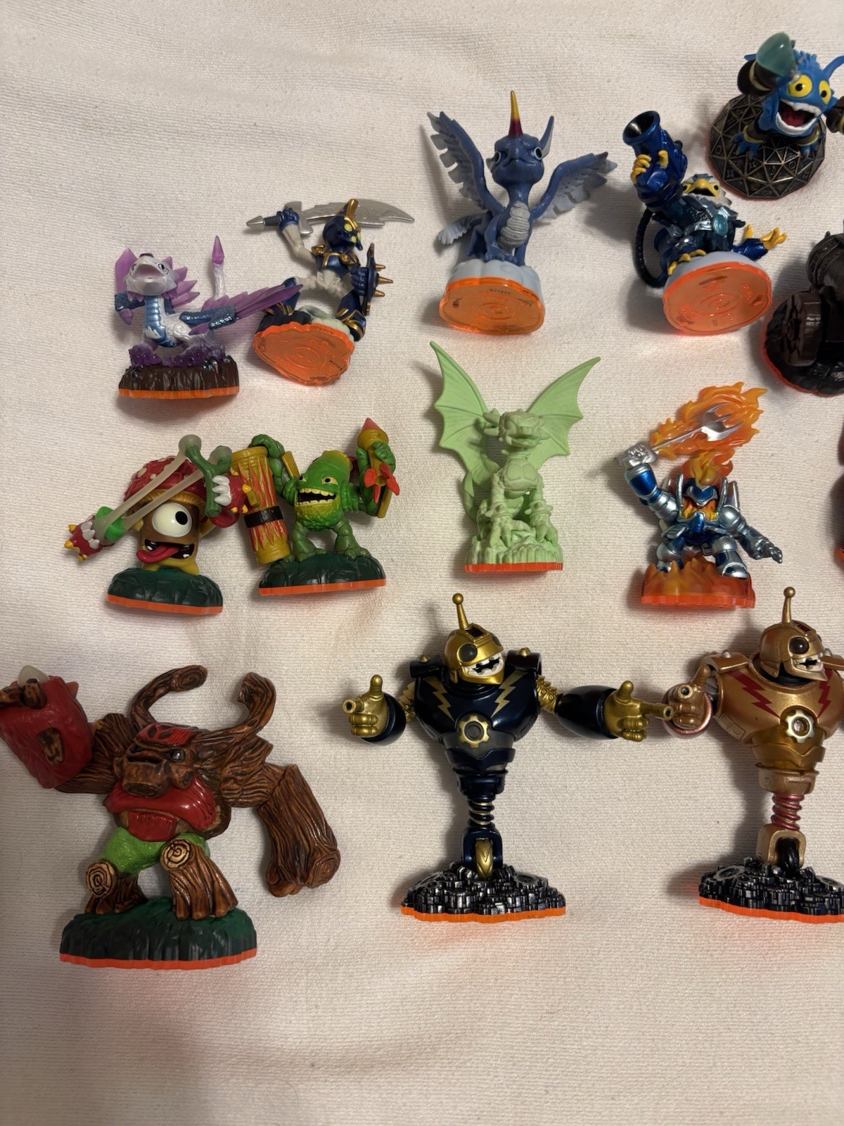 2012 Activision Skylanders Giants Carrying Case W/Dividers & 18 Action Figures