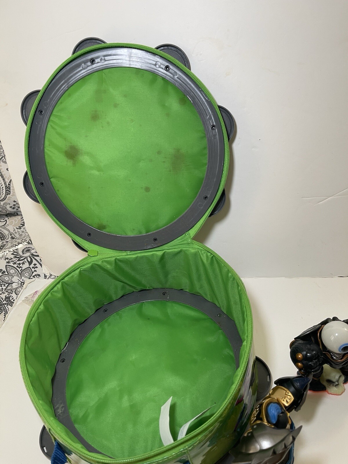 Skylanders Giants Lot of 12, Including Carrying Case