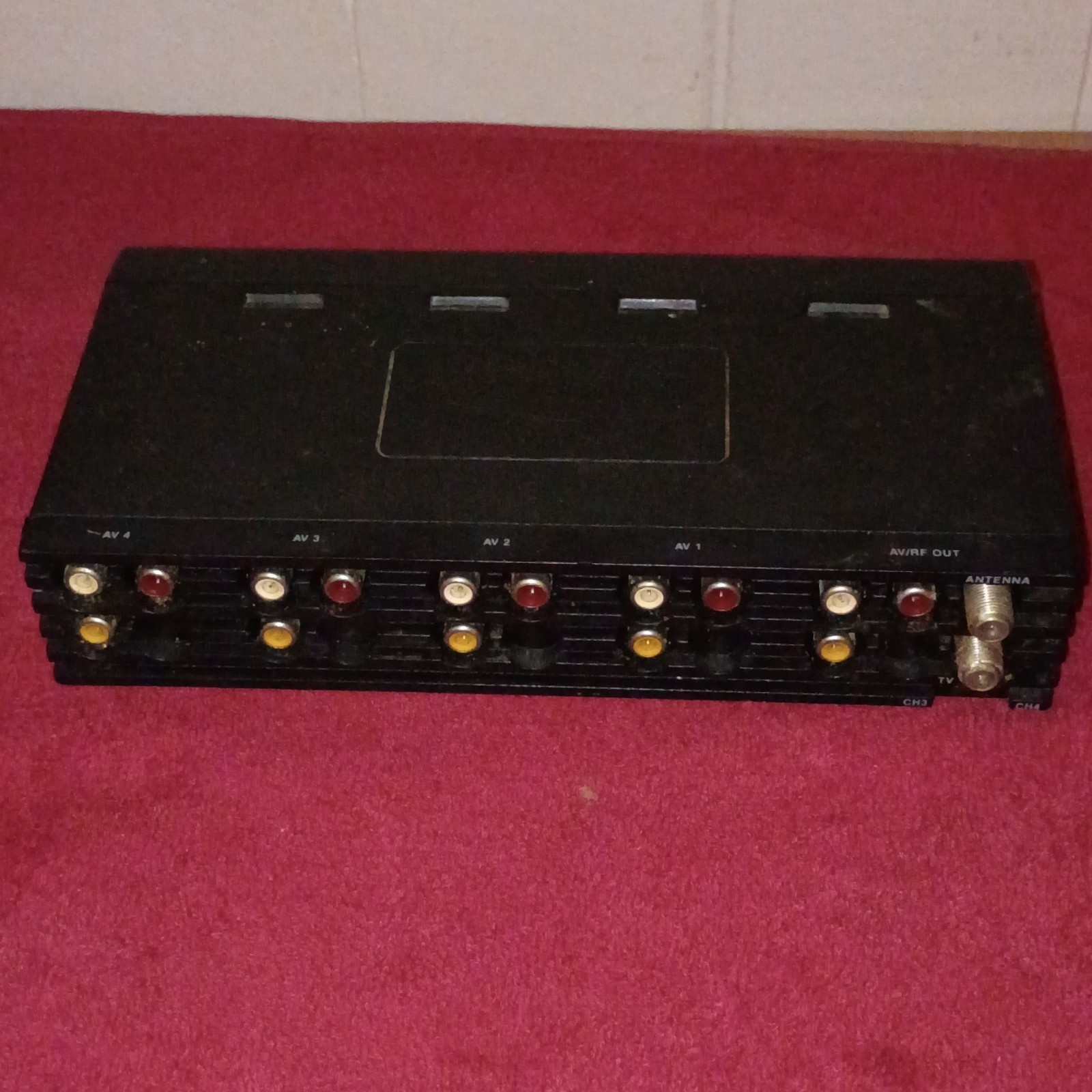 Pelican Multi-Platform AV/RF Switch Box for N64 PS1 PS2 Dreamcast Black Parts