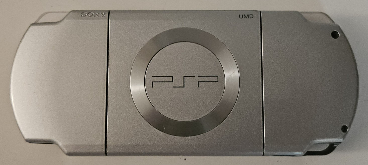 Silver PSP Limited Edition Daxter w Game – Family Guy – New Battery – Complete