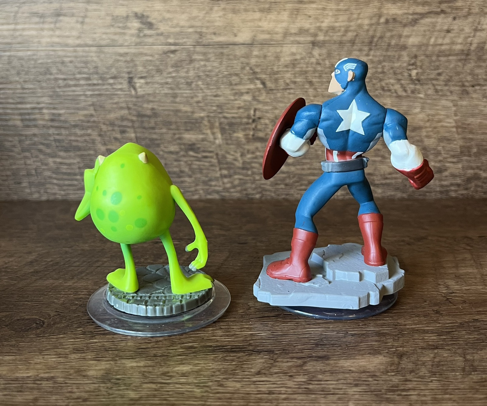 WIIU Disney Infinity Bundle Hulk Tinkerbell Captain America Figures With Base