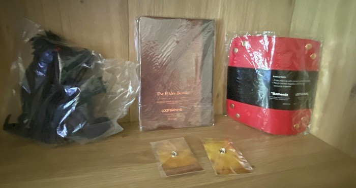 Loot Crate The Elder Scrolls items – Plush, Journal, Tray & Pins (Excl.) 5 PC