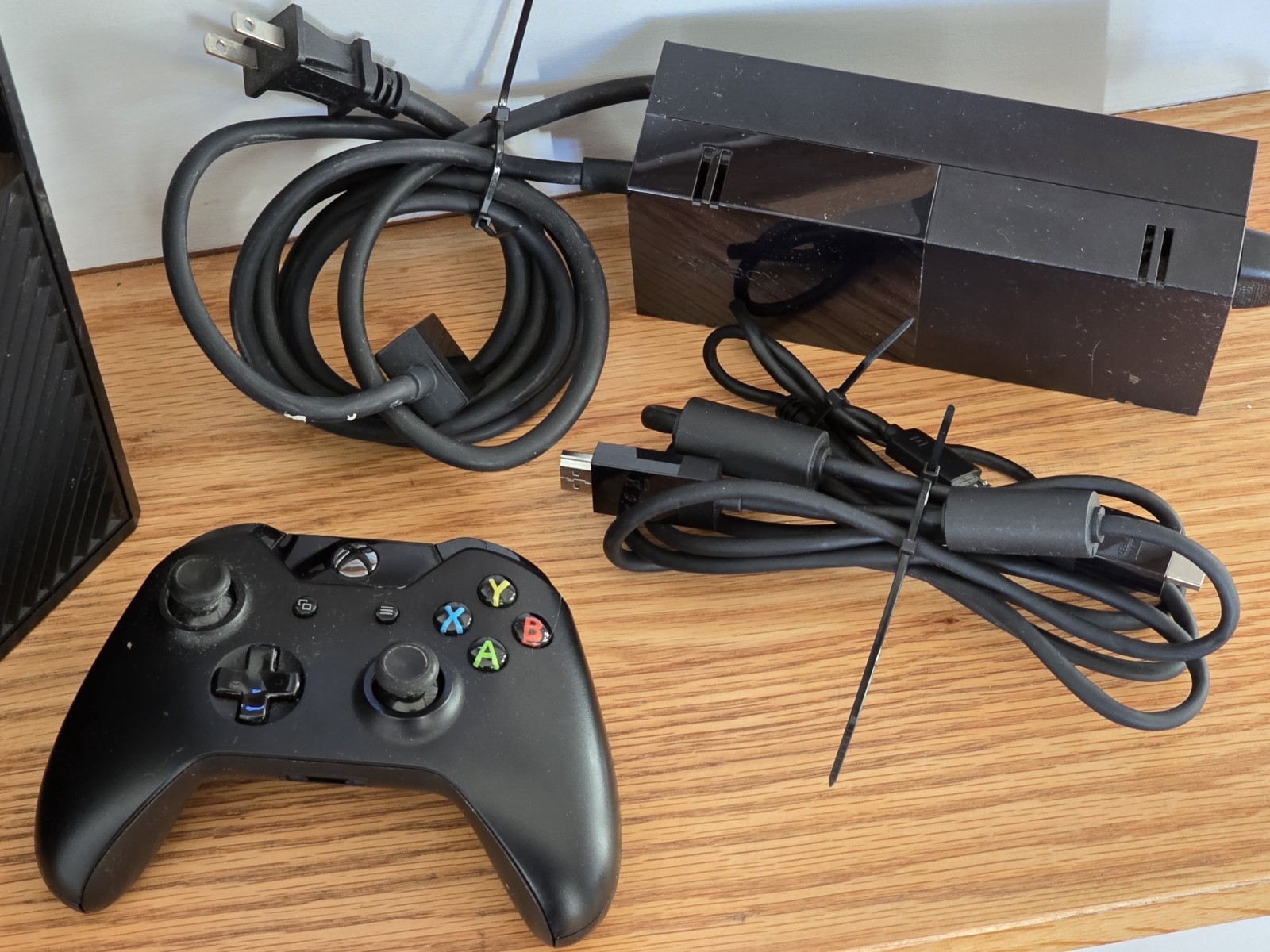 Microsoft Xbox One Bundle Model 1540 w/ Kinect 1520 Pwr Supply Cntrl + Headset