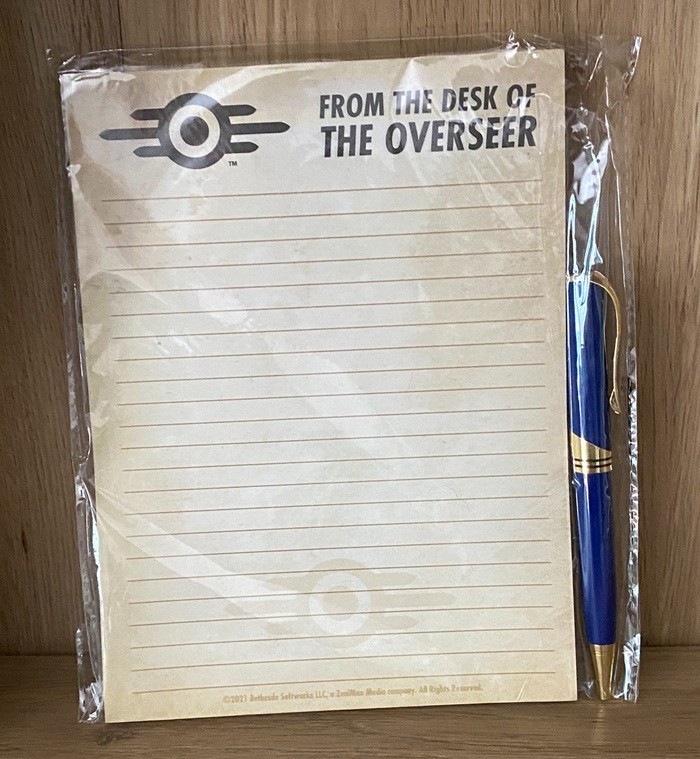 Loot Crate Fallout Crate merch – TM Helmet, Protectron, Notepad set, Broadsider
