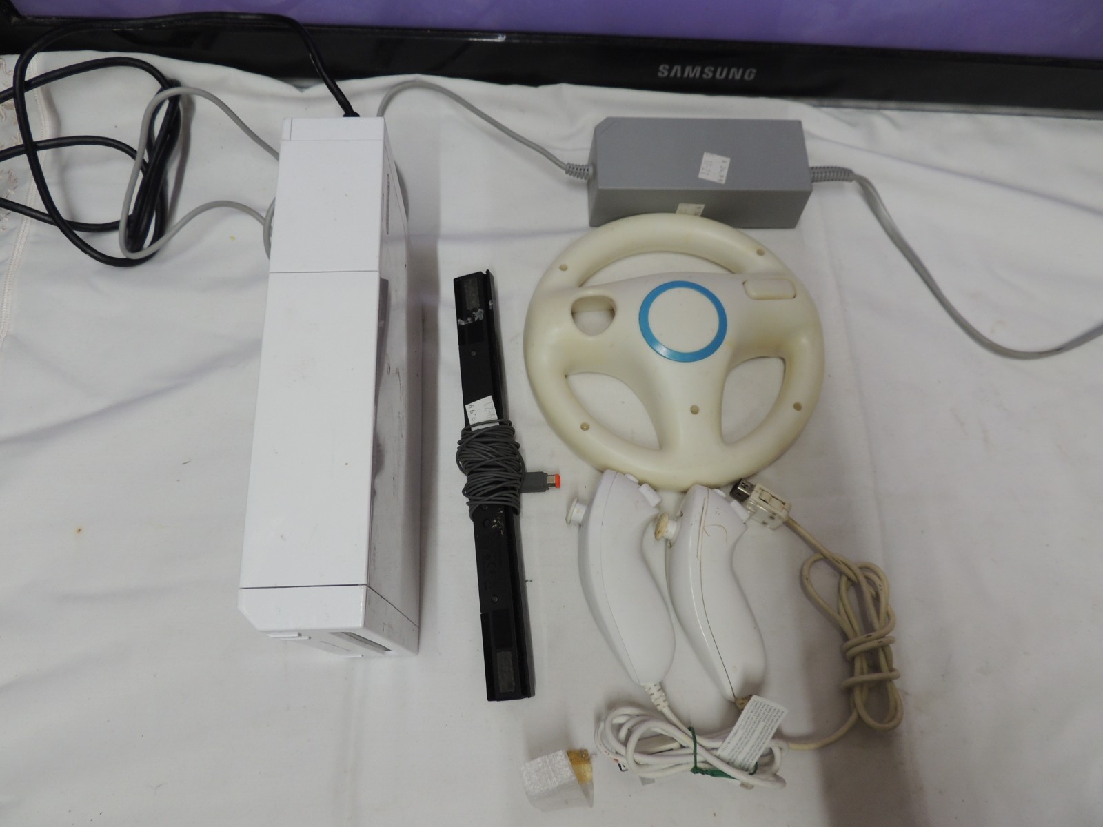 Nintendo Wii – RVL-001 White Bunddle #18 NO AV CABLE