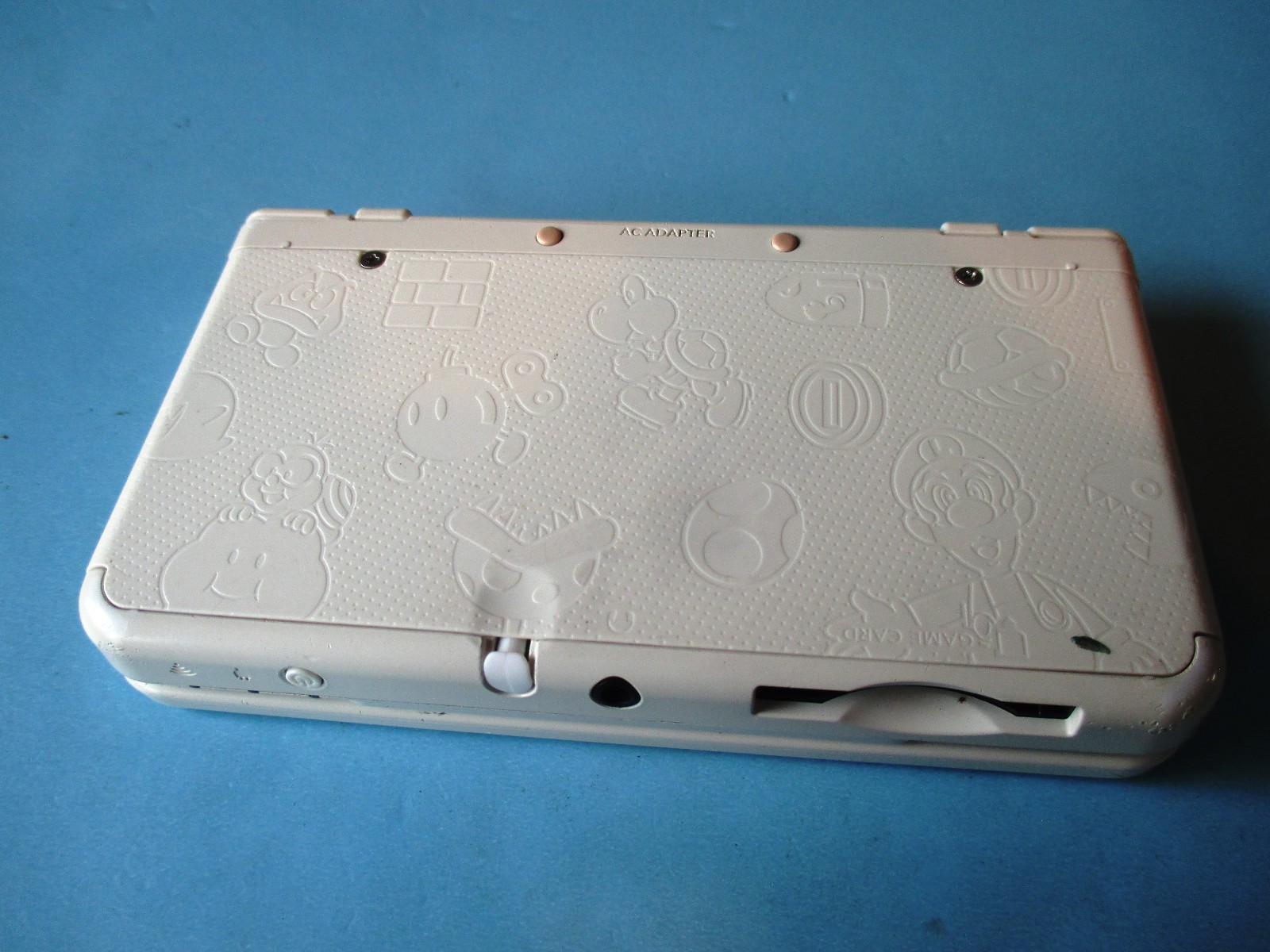 New Nintendo 3DS Super Mario White Edition System w/Charger & Stylus