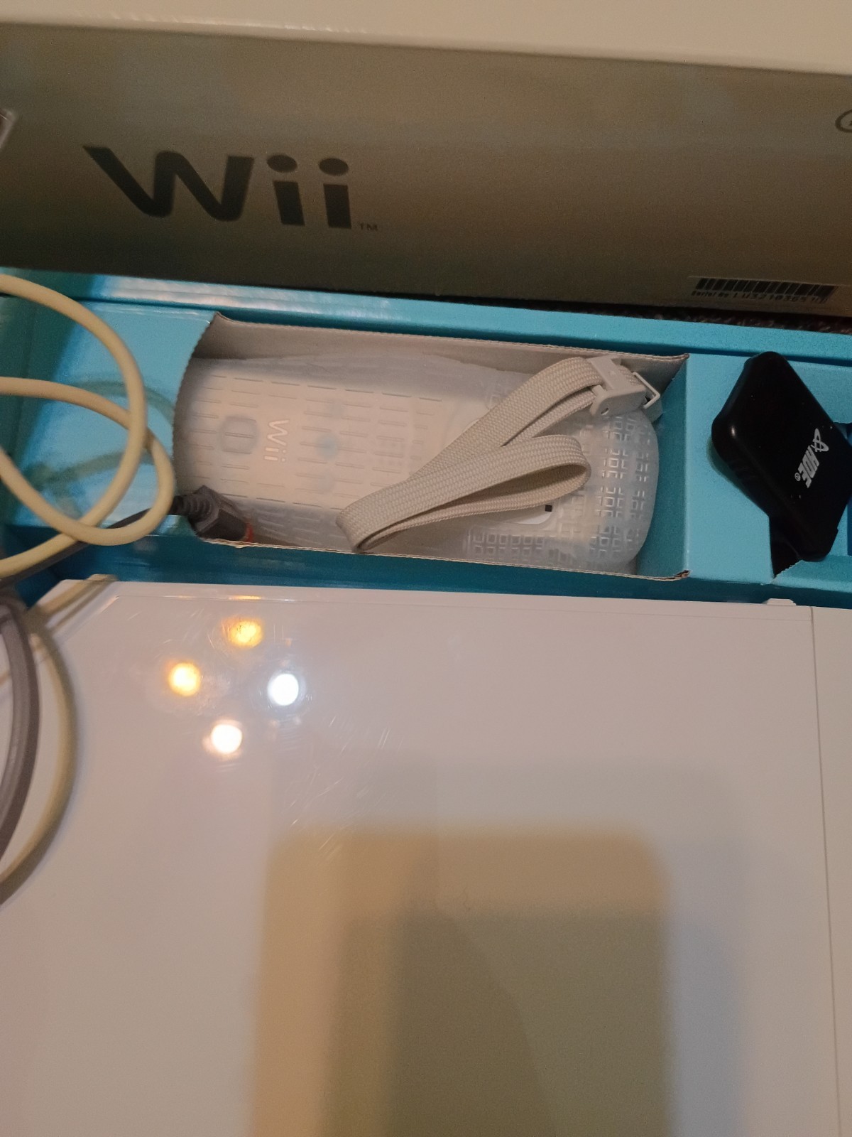 Nintendo Wii Console – White w/original box, cables, remotes, sensors & 4 Games
