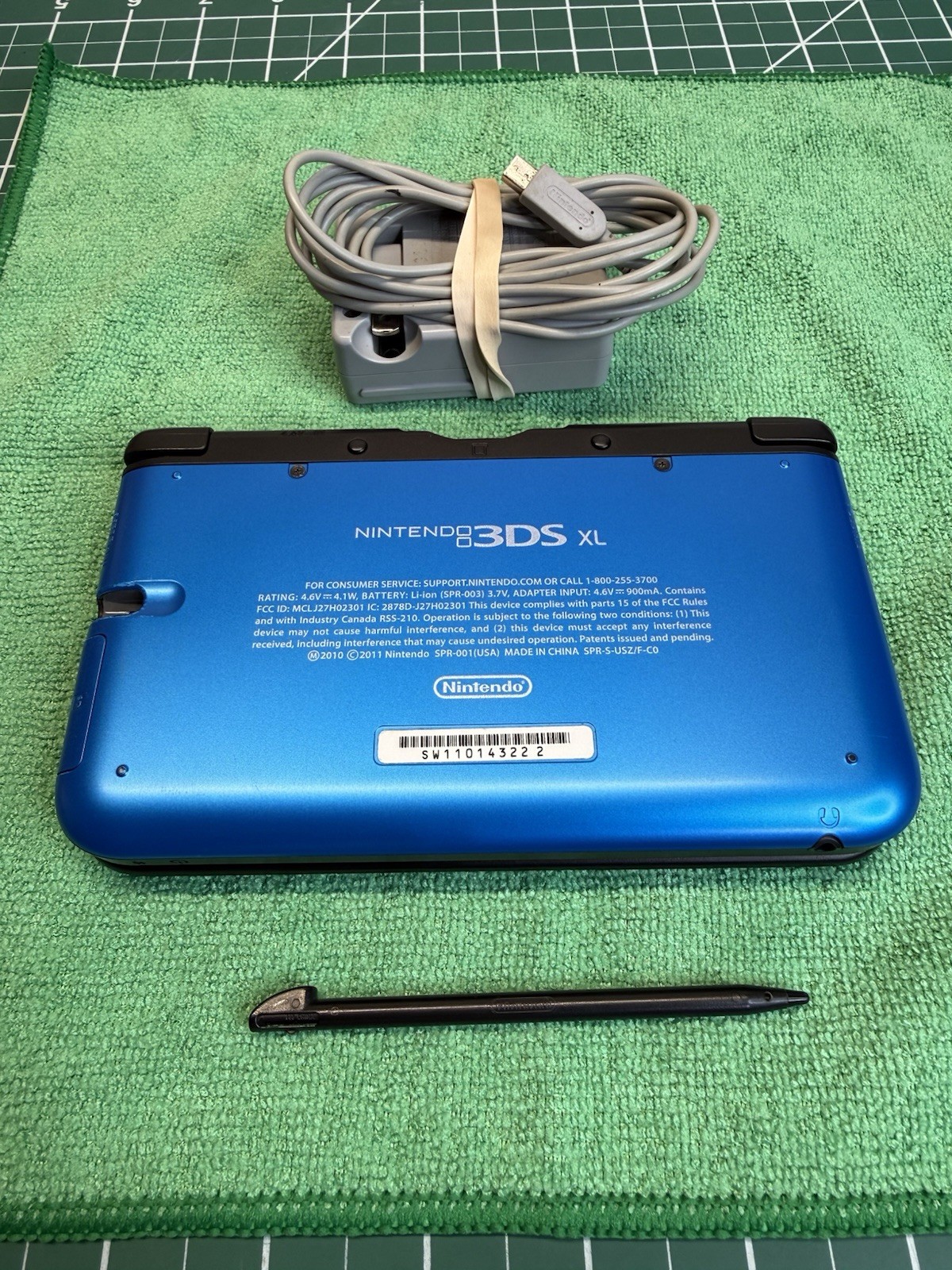 Nintendo 3DS XL Blue/Black Handheld Console w/ Charger Very Nice! Ships Free!