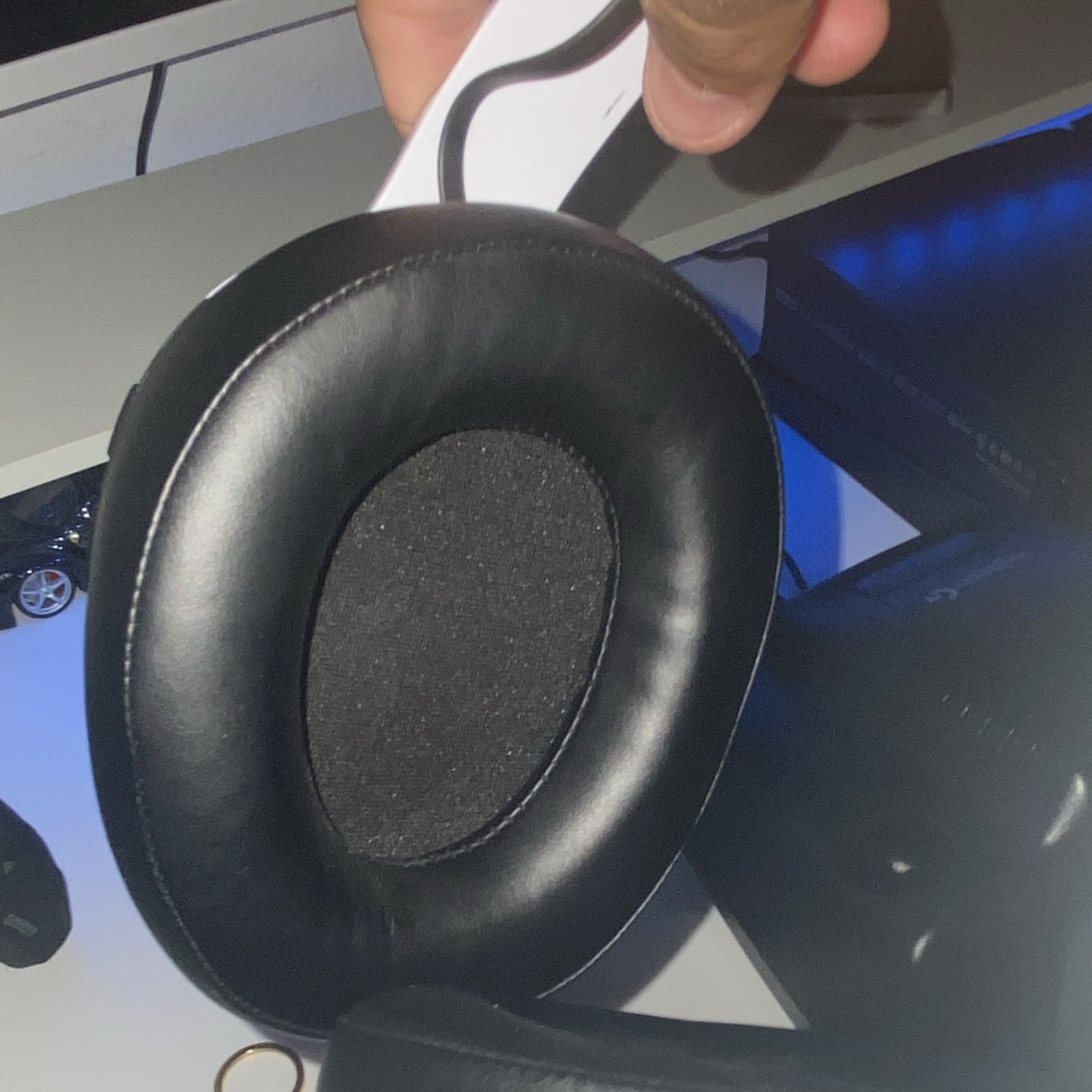 Gtheos captain 300 wireless headset with detachable mice and headset holder.