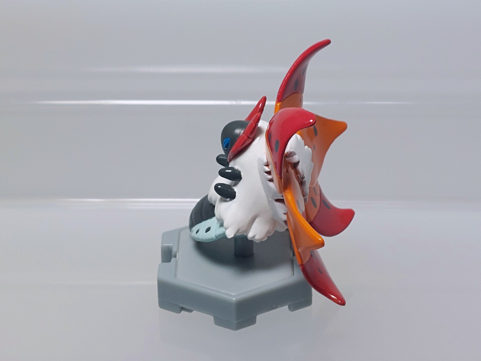 Volcarona Pokemon Moncolle Plus Figure Takara Tomy 2011 Toy Japan K05 2in