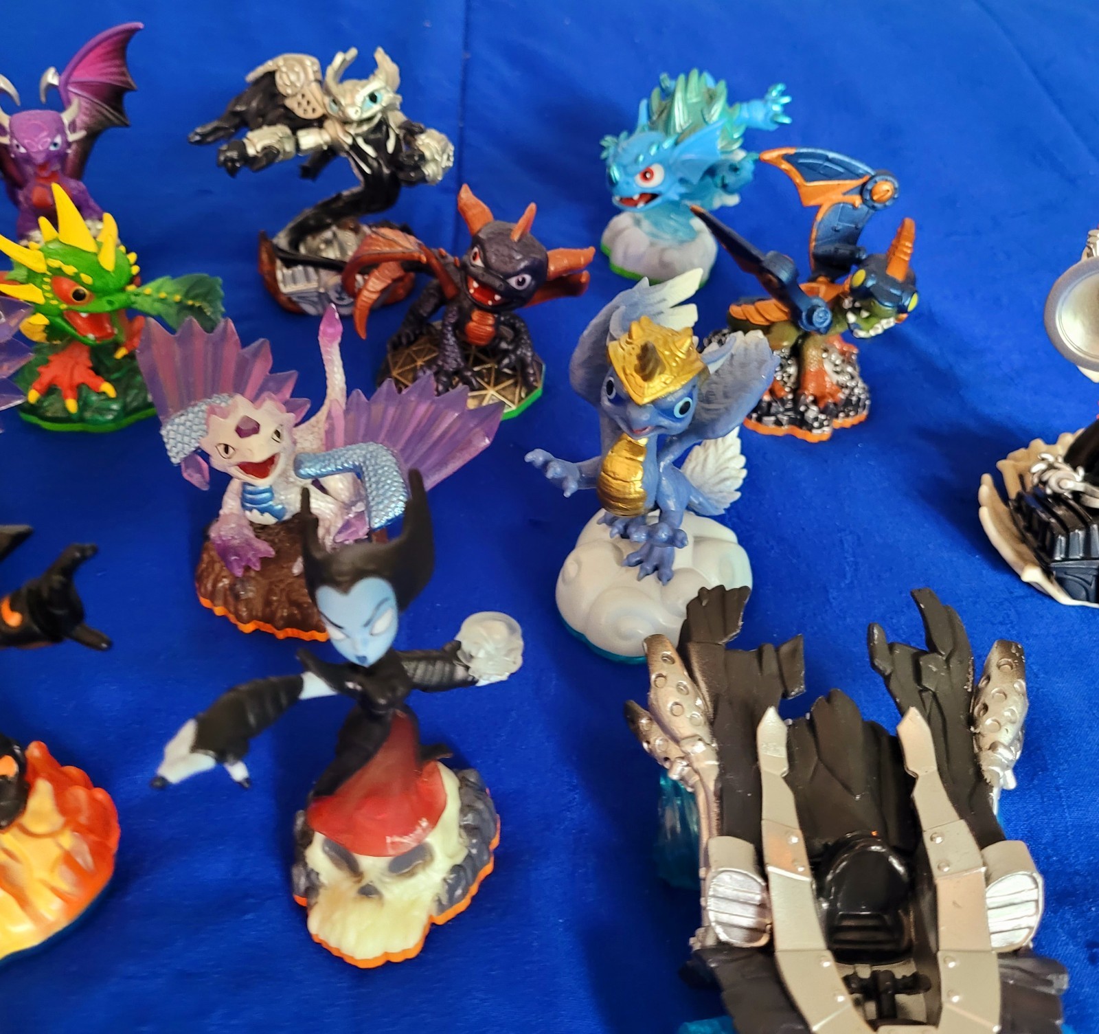 15 Assorted Skylander Figures And 3 Vehicles