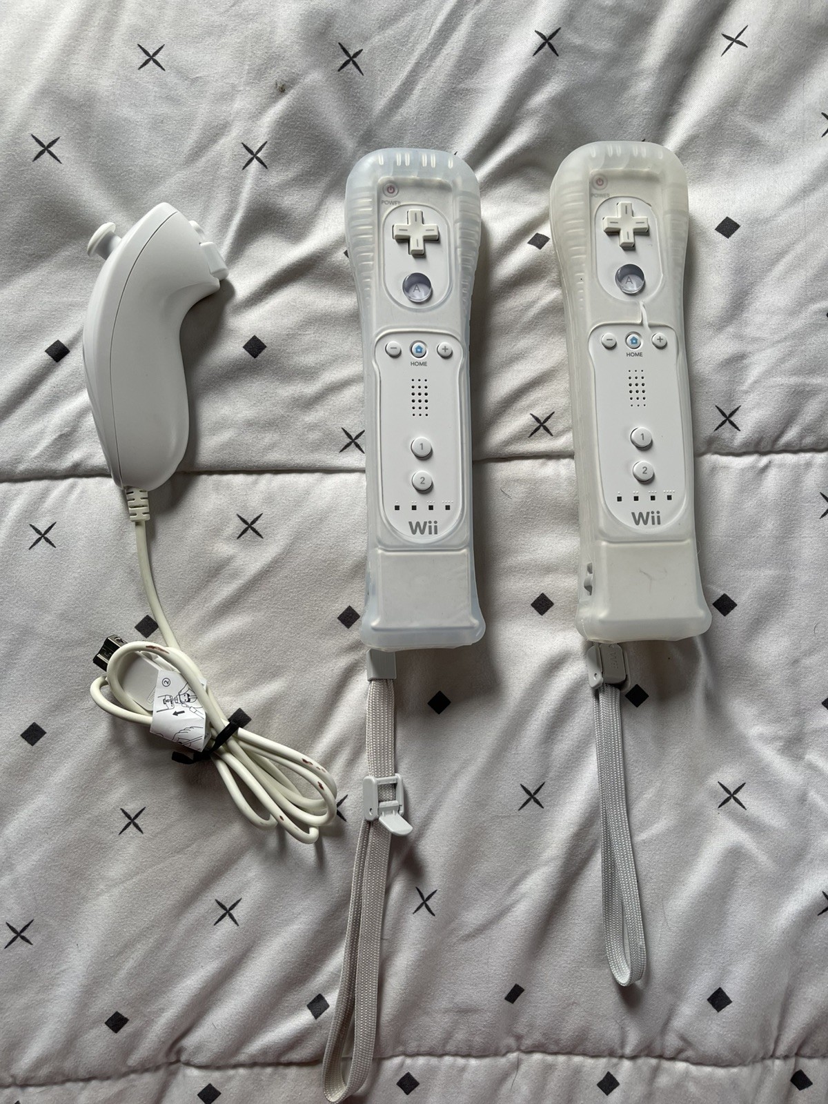 Wii Sports Resort Wii-Motion Plus Bundle. Includes 2 Remotes Excellent Cond