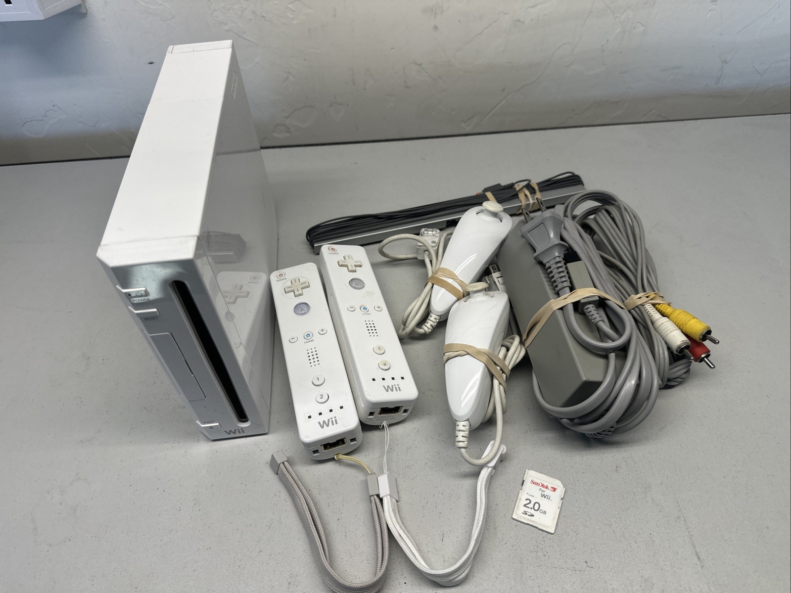 Nintendo Wii White Console RVL-001 Bundle Remotes Sensor Bar Tested & Working