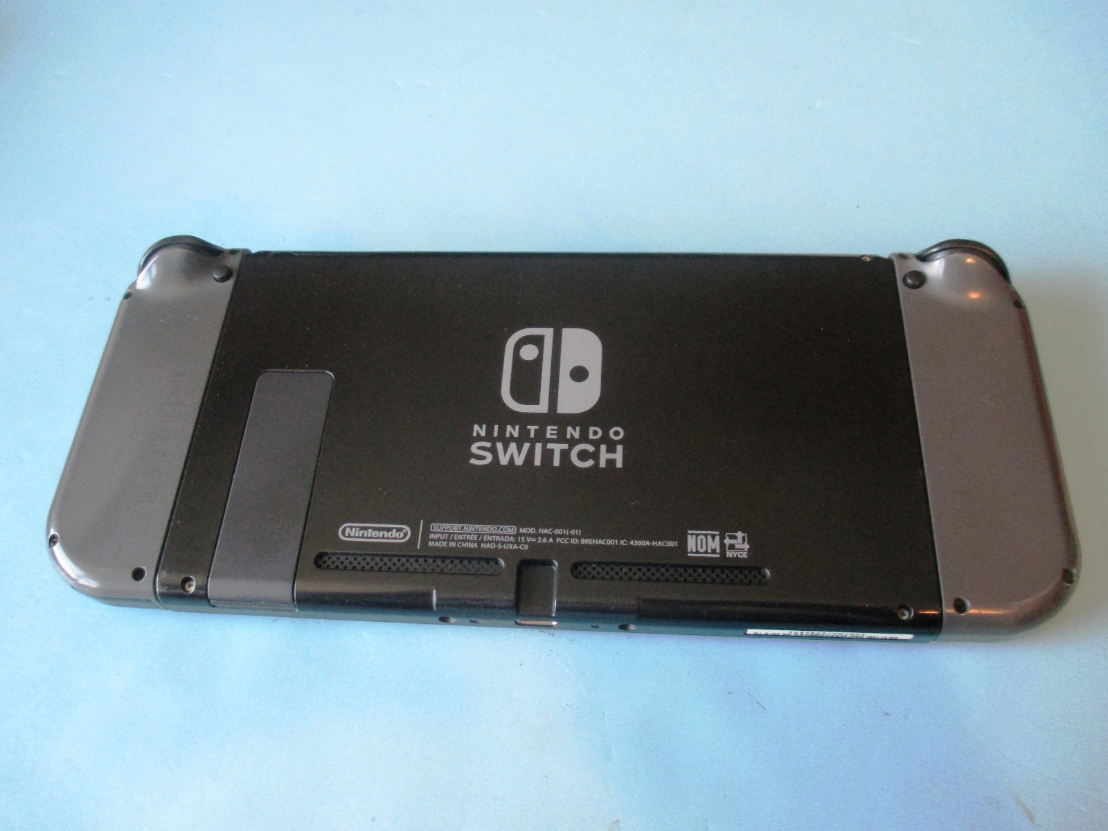 Nintendo Switch System 32GB Console w/Gray Joy-Cons + Case & Charger