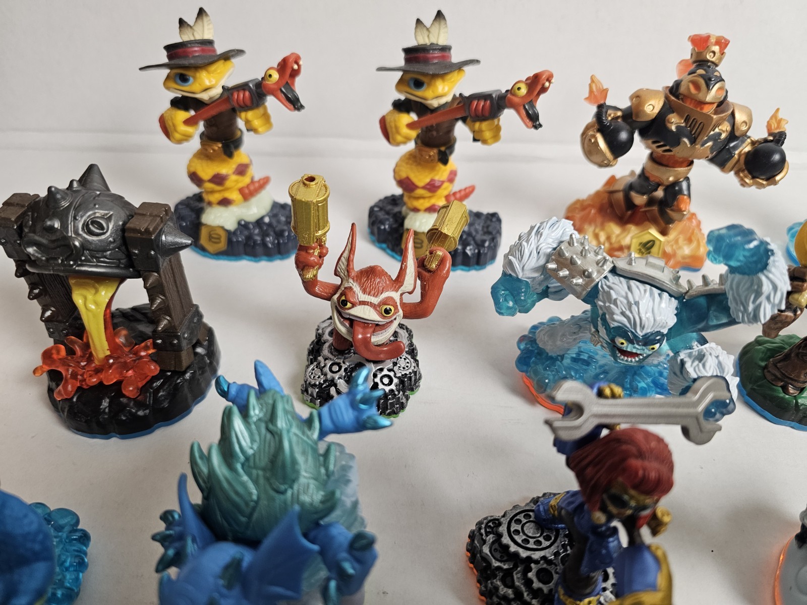 Skylanders Lot Of 19 With Carrying Case, Giants, Spyro’s Adventure, Swap Force