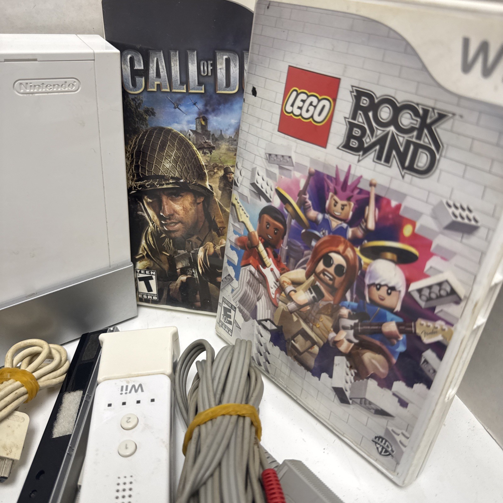 Nintendo Wii Console RVL 001 Bundle 2 Controllers With 4 Nintendo Wii Games
