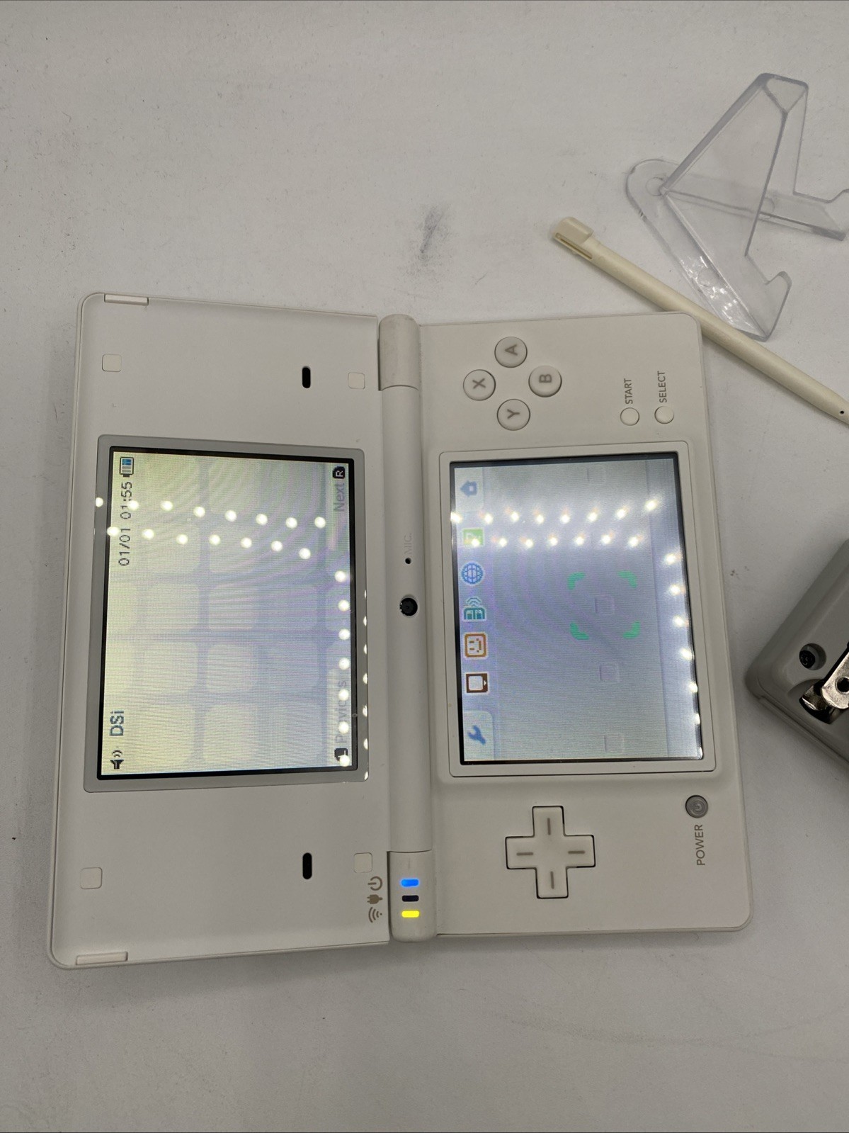 Nintendo DSi White Console Bundle w/ Charger & 16GB SD Card