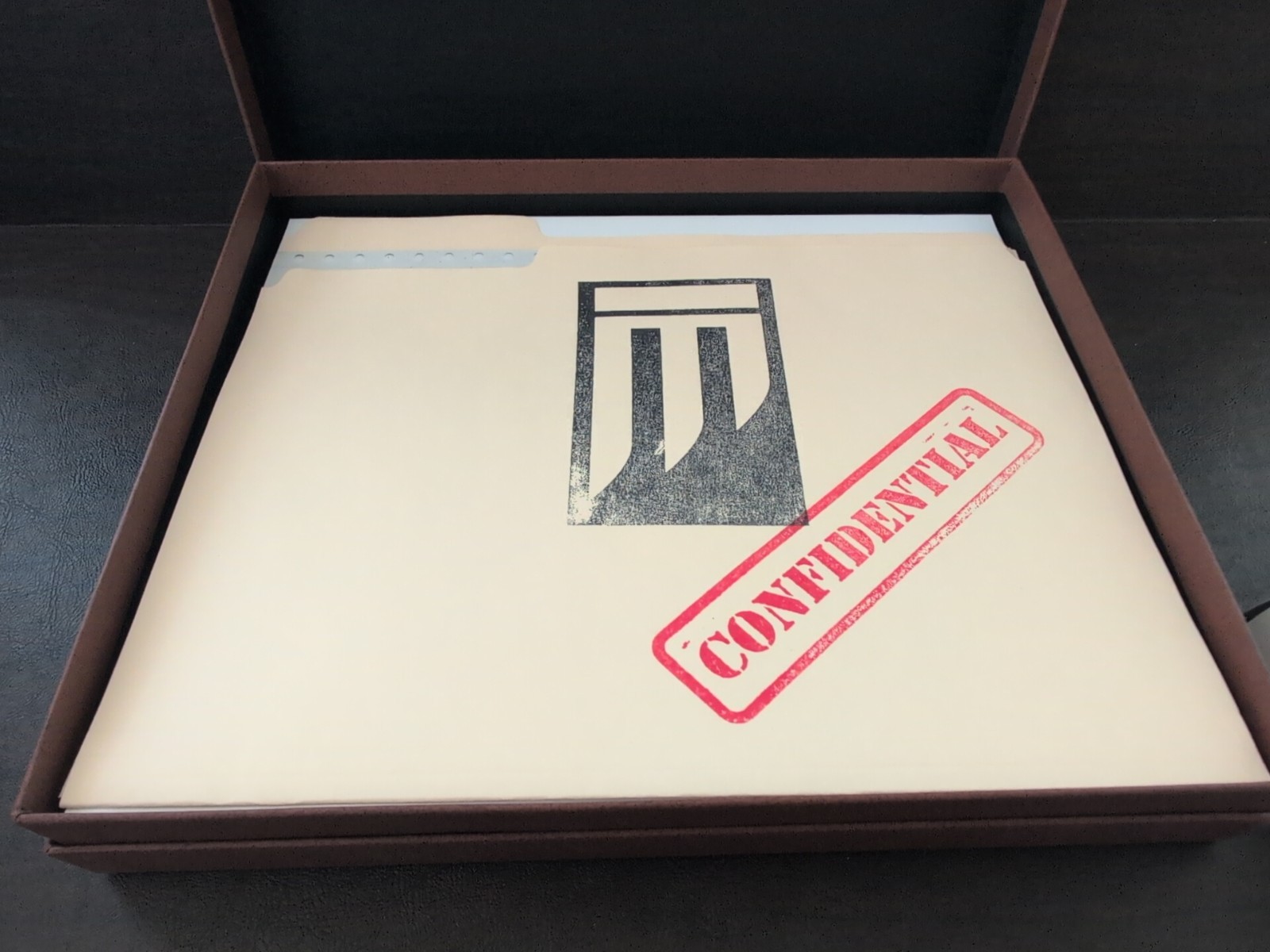 Outlast Bundle of Terror / Outlast 2 Murkoff Briefcase Edition – Switch Complete