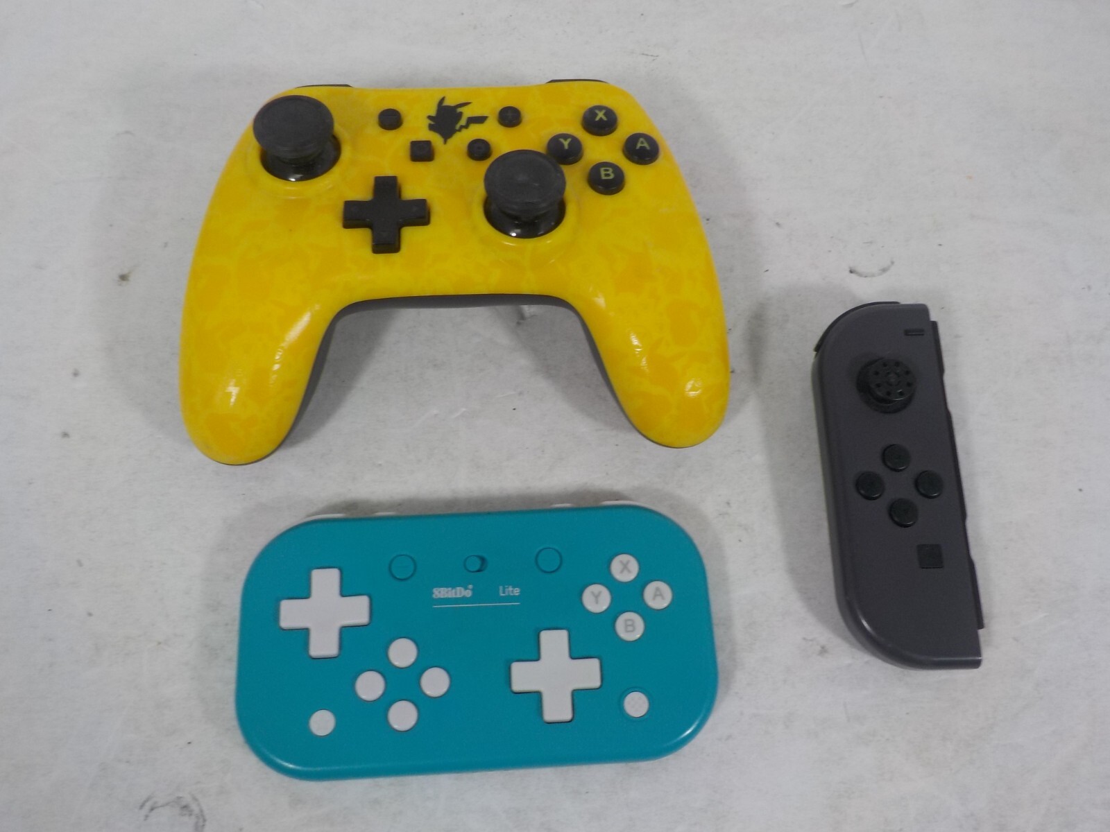 N A129 Nintendo Switch 3rd Party & Joycon Lot(Untested & Damage)